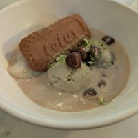 Mochi and pistachio ice cream at Meet Vegano in Malaga