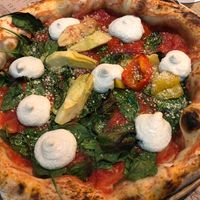 Pizza Giardino (Artischocken, rote Paprika, Babyspinat, Cashewricotta / artichoke, rote bell pepper, baby spinach and cashew ricotta)  at Nonna Napoli in Cologne