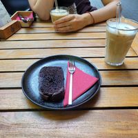 vegan chocolate-espresso cake and iced oat latte + iced oat cappuccino at 5 Senses Coffee - Herdern in Freiburg