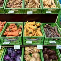 Verschiedene Gemüsekisten  at Plagwitz Samstags Markt in Leipzig