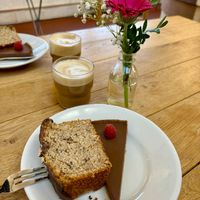 Nusskuchen, Schokoladentarte & Flat White mit Hafermilch  at Plagwitz Samstags Markt in Leipzig