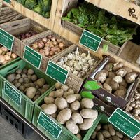 Verschiedene Gemüsekisten  at Plagwitz Samstags Markt in Leipzig