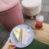 Zitrone-Rosmarin Kuchen und hausgemachte Limo at Guutsje Rüsselsheim in Ruesselsheim