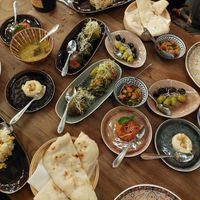 Alle hapjes die uiteindelijk op tafel stonden, allemaal vegan. at Silk Road in Tilburg