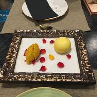 Postre vegano de mochi y helado de mango. at Conjugoo in Murcia