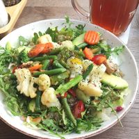 Bowl mit Quinoa und.mediterranem Gemüse at Moments in Celle