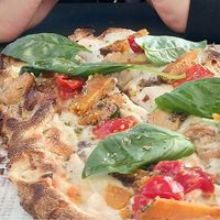 Pizza con albahaca, tomate, calabaza y queso vegano at La Pinseria in Tarifa