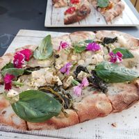 Pizza de tofu, mozzarella vegana, albahaca y flores at La Pinseria in Tarifa
