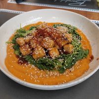 Sexy tofu con puré de boniatos, espinacas y salsa at Barakokula in Split