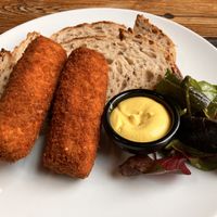 Kaal broodje, zonder boter of iets dergelijks   at MADONNA in Amersfoort