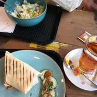 Planted-Wrap und Veggie-Bowl, dazu Kräutertee  at Wai'kiki Bowl in Hannover