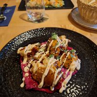 Blumenkohl in Tempurateig auf rote Beete Hummus at Hausbrauerei im Domhof in Speyer