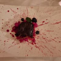 Macadamia Brownie mit Himbeer Splash und frischen Beeren at Schlosskeller in Brig