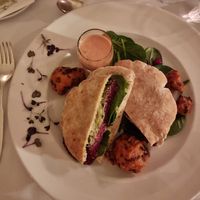 Veganer Randen-Quinoa-Burger im Pitabrot mit Avocado-Hummus und Blumenkohlwings at Schlosskeller in Brig