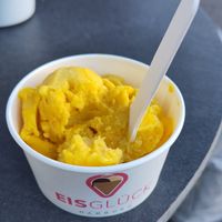 Kugel Mango-Eis im Becher at Eis Glück in Hamburg