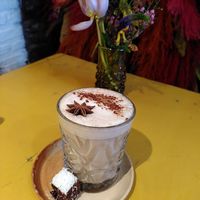 Vegan masala chai latte with brownie bite at BUNA in Lier