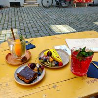 Heerlijke gemberthee met sinaasappel, hibiscuslimonade, vegan mangotaart en snickertaart at BUNA in Lier