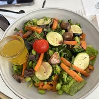 Made me a vegan veggie bowl on request since they were out of falafel  at DS Café in Bordeaux