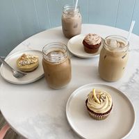Tarte au citron (5,50$), cupcake à la fraise (5$), cupcake au citron (5$), iced lattes (4,70$) et iced chai latte (5,70$) at lu & i in Montreal
