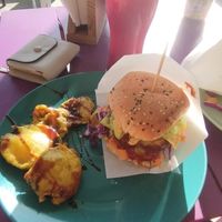 Hamburguesa con chips de berenjena at Tulia in Medellin