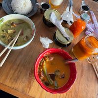 SOPA TOM YUM y CURRY VERDE y ARROZ JAZMÍN AL VAPOR y TÉ TAILANDÉS FRÍO  at Thai Thai in Monterrey
