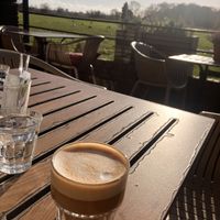 Koffie met havermelk in de herfstzon  at 't Wapen van Kennemerland in Haarlem