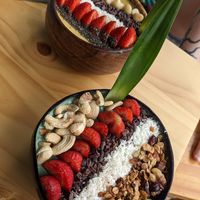La vida tropical (left) and el bosque salvaje (right) at Jungle Bowls in La Fortuna