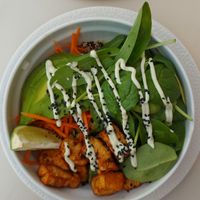 Vegan bowl met rijst, tofu, avocado, edamamebonen, spinazie at Menza in Budapest