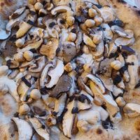 Pizza de setas y trufa at Can Pizza in Molins De Rei