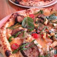 Pizza L'Albergínia en 1r pla i Viguini al fons at Can Pizza in Molins De Rei