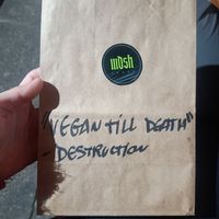 acho que os nomes dos hambúrgueres são músicas de bandas de rock😄bem original at Mosh Vegan in Recife