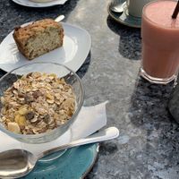 Müsli, Bananenbrot und Pinker Smoothie  at Maracay in Berlin