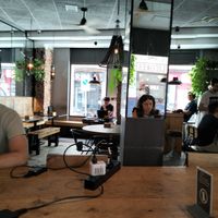 Lugar amplio y buenas mesas at La Bicicleta in Madrid