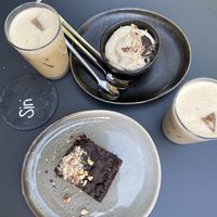 Dessert und Eiskaffee! Aprikosen irgendwas und Schokoladen Brownie  at BAYTS in Luzern