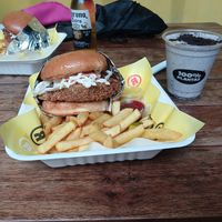 Hamburguesa La Crispy at La ReContra in Lima