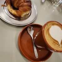 Me gustó el café con leche de mani, me gustaría que agreguen medialunas rellenas de jamón y queso #ñam at Barro Café in Buenos Aires