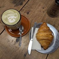 Matcha latte (🐱) y croissant at Barro Café in Buenos Aires