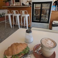 Croissant relleno y chai latte at Barro Café in Buenos Aires