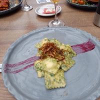 Raviolis y atrás el seitán que me decepcionó at Pianta in Bogota