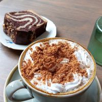 Speculoos latte & vegan marble cake at Spread The Moon in Brussels