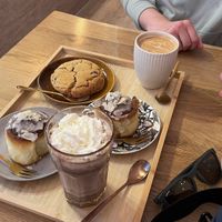 Cookie vegan, cinnamon rolls vegan, flat white au lait d’avoine et chocolat chaud classique.  at My Mom's in Salzburg