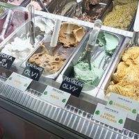 Gusti a base d'olio: cremino e pistacchio at Bar Gelateria del Parco in Carnate