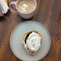 Vegan cinnamon roll and latte at Milenaria Café in Lima