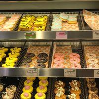 7 vegan donut options: vegan flower, vegan bee, vegan osterei, Bavarian creme, chocolate frosted sprinkles, strawberry frosted sprinkles, and white sprinkles at Dunkin' in Leipzig