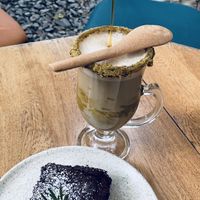 Pistacho latte con salted caramel y brownie de chocolate 😋😋  at La Civeta & el Elefante - Café in Medellin