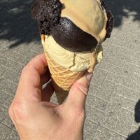 Boule pistache et boule dark choco avec coulis noisette.  at Oui Oui - Saint-Gilles in Brussels