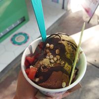 Tiramisú y brownie chocolate+ topping de chocolate, mazapán, fresa y quinoa at Beyond Sugar Heladería in Mexico City