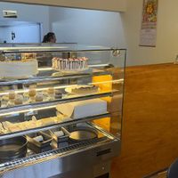 Counter refrigerated display / Vitrina refrigerada at Marvelous Vegan Plant Power Food in Bogota