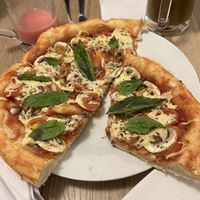 The fresh basil, the cheese, the sauce…. Oh my gawd!!! 🤤  #Veganuary at Marvelous Vegan Plant Power Food in Bogota