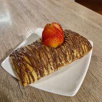 Fazia anos que não comia doces de padaria e mds como são bons! Pedi um hotel dog também, é diferente do brasileiro que tou acostumada, mas ameei. Até porque receita de versão at Marvelous Vegan Plant Power Food in Bogota